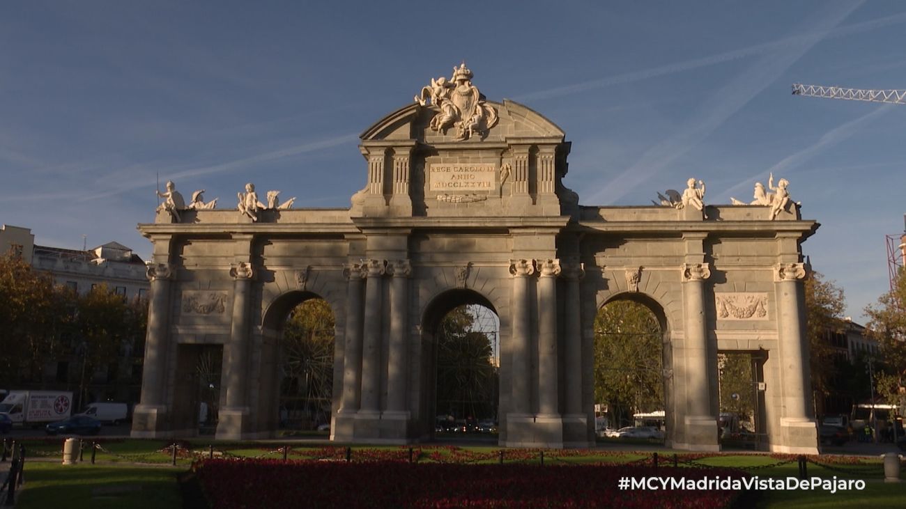 La "patrulla aérea" de la Puerta de Alcalá: cetrería para proteger uno de los monumentos más icónicos de Madrid