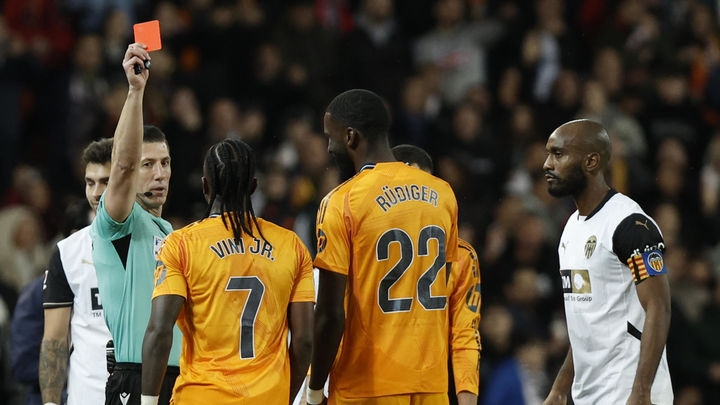 Vinicius, expulsado ante el Valencia / EFE