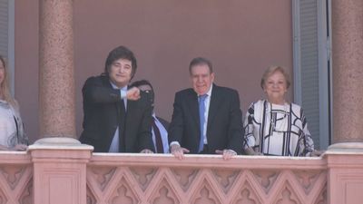 Javier Milei y Edmundo González reciben el apoyo de venezolanos desde el balcón de la Casa Rosada en Buenos Aires