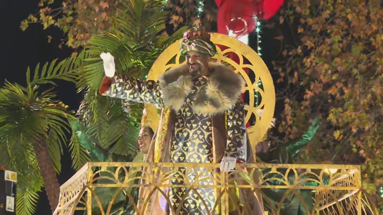 Las cabalgatas de los Reyes Magos inundan de ilusión Madrid