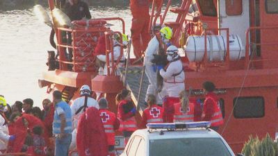 Salvamento auxilia a una patera con 60 migrantes a bordo, cuatro menores, en Lanzarote