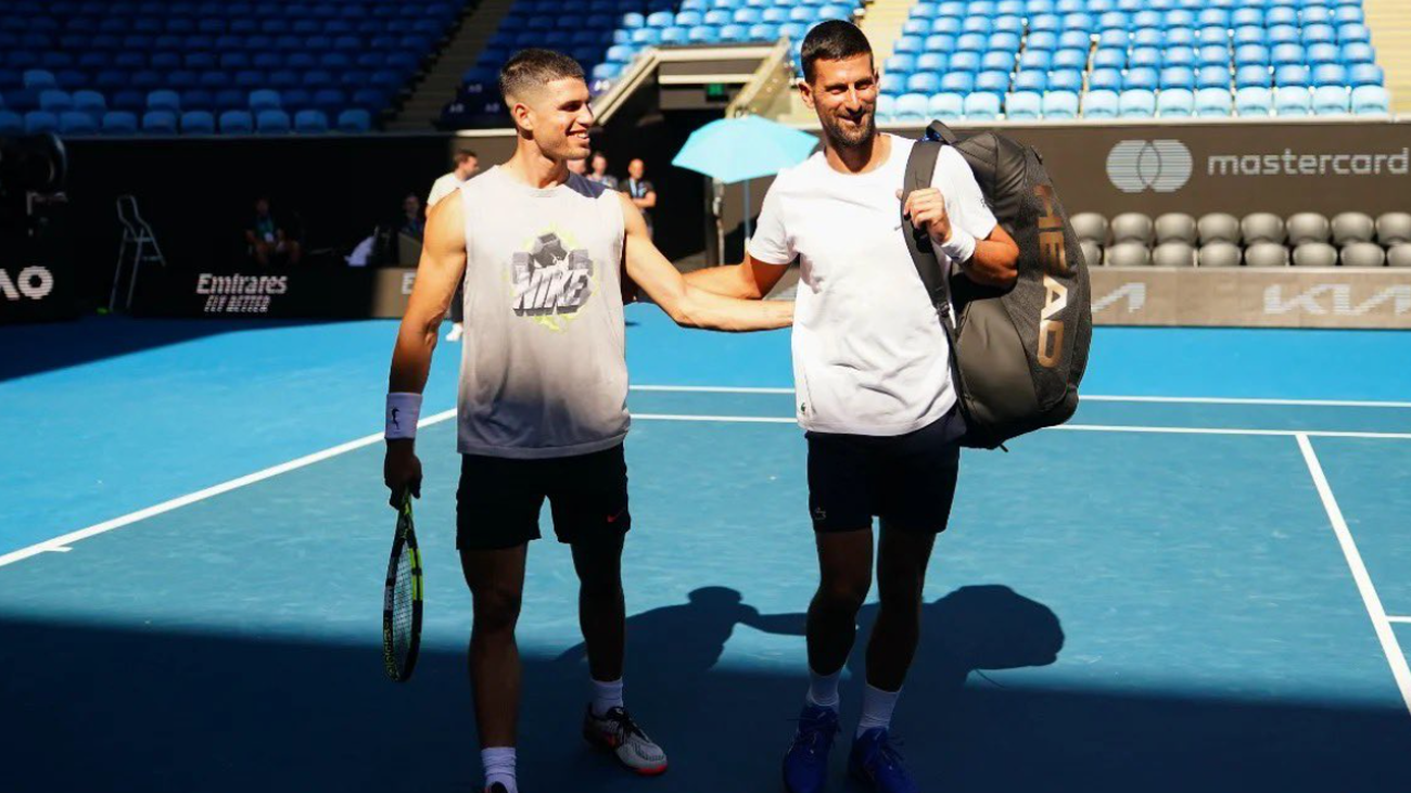 Alcaraz entrena con Djokovic antes del Abierto de Australia