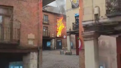 Un incendio afecta a dos viviendas del casco histórico de Alcalá de Henares