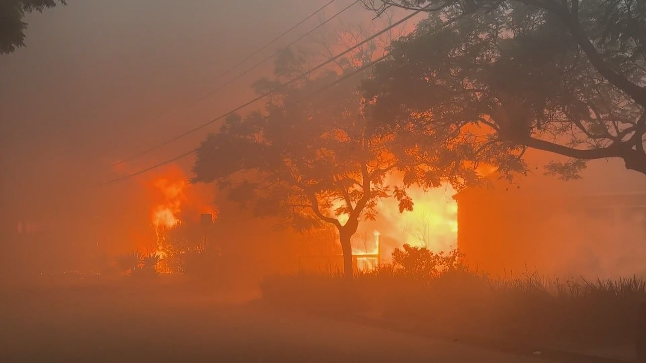 Los incendios de Los Ángeles dejan 2 muertos y fuerzan la evacuación de 80.000 personas