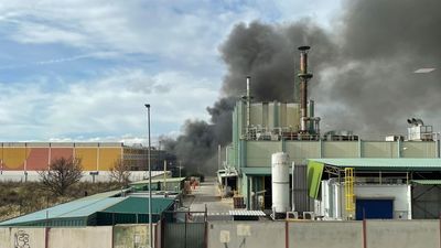 Arde una nave de reciclado de cartuchos de tóner en Parla
