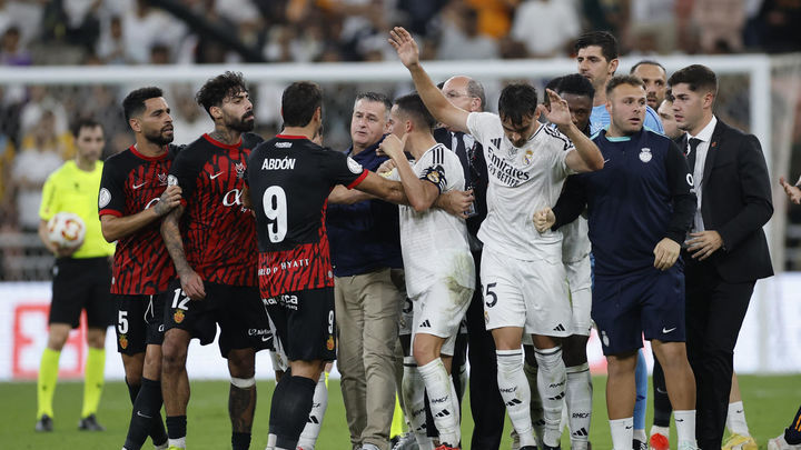 Raúl Asencio saliendo de la tangana / EFE
