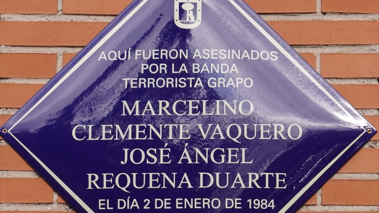 Una placa rinde homenaje a los dos policías nacionales asesinados por el Grapo en Carabanchel