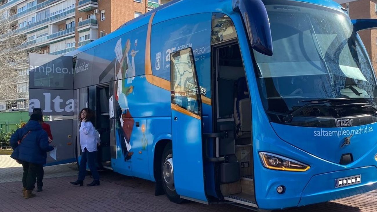 El Bus de Empleo del Ayuntamiento de Madrid reinicia su ruta por los distritos de la capital
