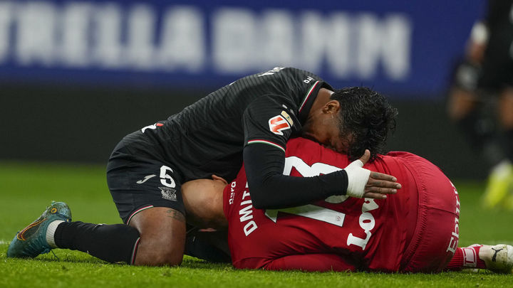 El portero del Leganés, Marko Dmitrovic (d) en el suelo en el partido de LaLiga entre el Espanyol y el Leganés / EFE