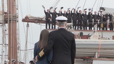 La princesa Leonor zarpa en el 'Juan Sebastián de Elcano' tras una emotiva despedida de los Reyes