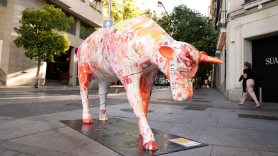 Las vacas decoradas se escapan de la calle y entran a La Casa de Vacas para ser subastadas