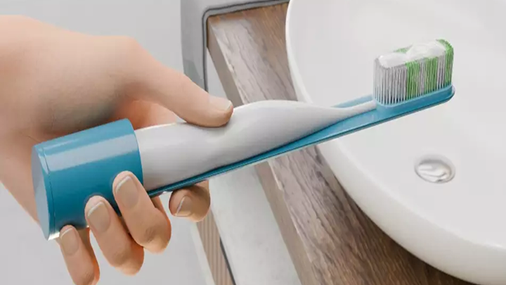 Cepillo de dientes con pasta incorporada / CLUB DE INVENTORES ESPAÑOLES