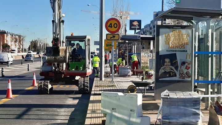 Instalación de marquesinas junto a la A-5 por las obras de soterramiento / P.O.