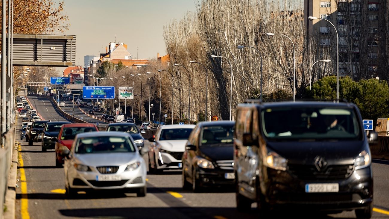 Atascos, un accidente, dudas y enfados, más transporte público... Así ha sido el primer día de obras en la A-5