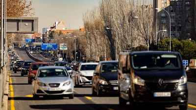 Atascos, un accidente, dudas y enfados, más transporte público... Así ha sido el primer día de obras en la A-5