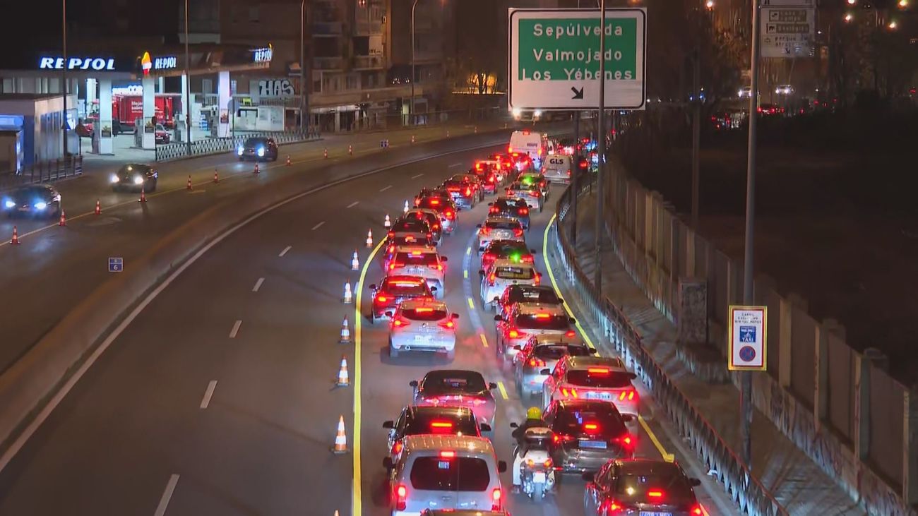 Hora punta con retenciones en la A-5 en el primer día de las obras de soterramiento