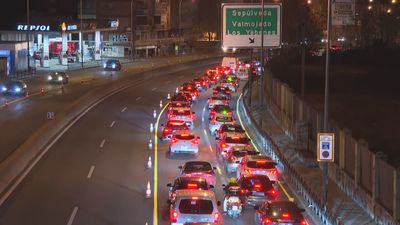 Hora punta con retenciones en la A-5 en el primer día de las obras de soterramiento