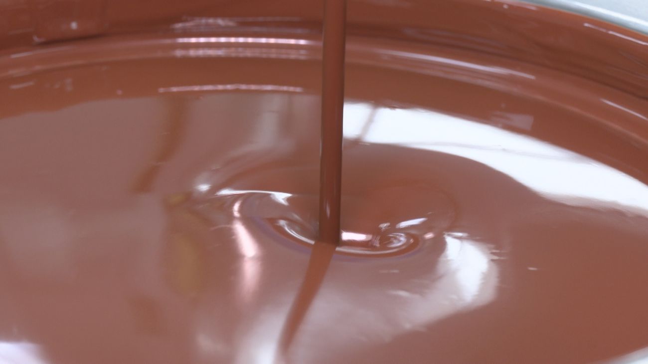 Aprendemos el proceso de transformación de mazorca a tableta de cacao en un obrador de Chamartín