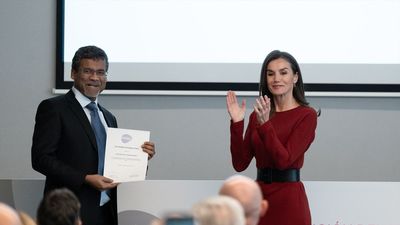 La reina Letizia entrega el XIX premio Fundación Dexeus Mujer al profesor Arri Coomarasamy