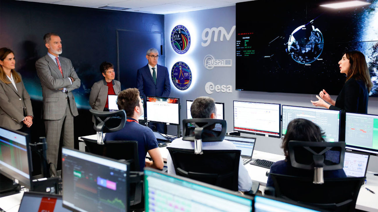 Felipe VI visita la empresa tricantina GMV, referente español en el sector espacial