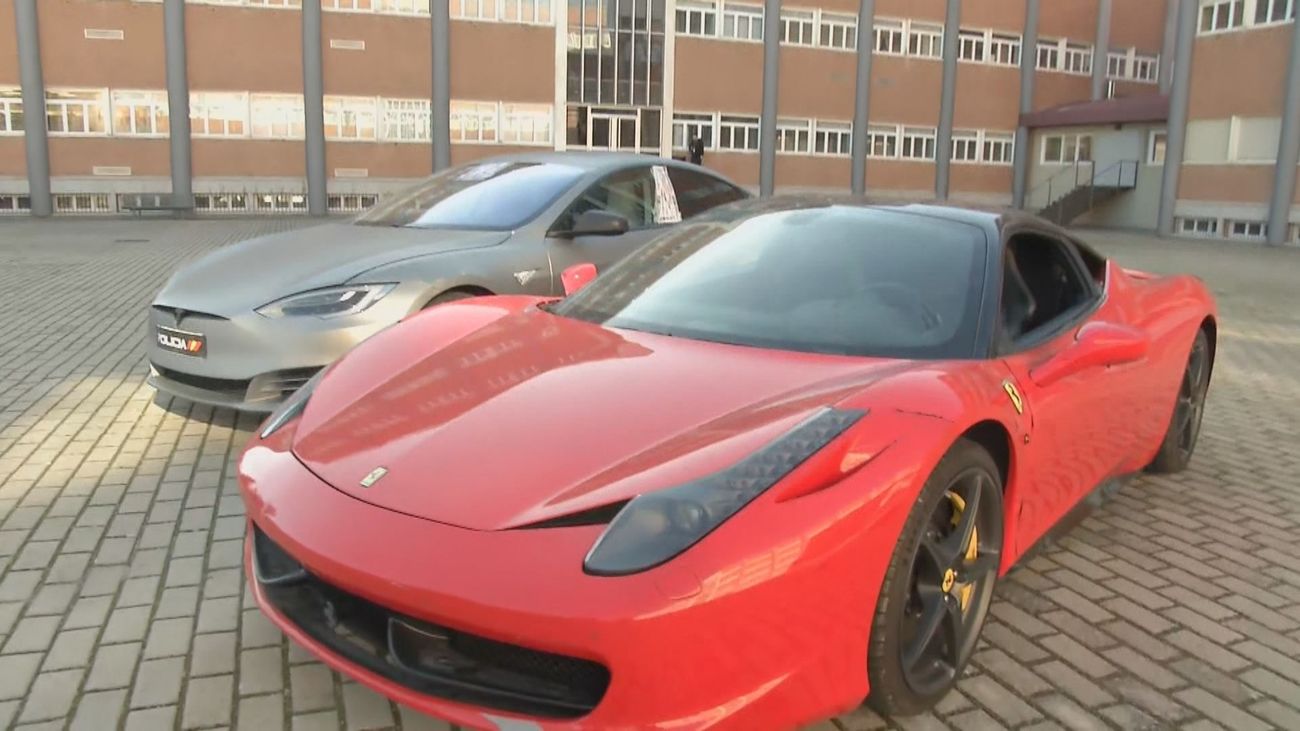 Detenidas 15 personas por usar datos de DNI robados para la compraventa de coches de lujo