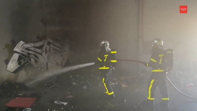 Rescatadas tres personas en el incendio de una nave industrial abandonada en Alcalá de Henares