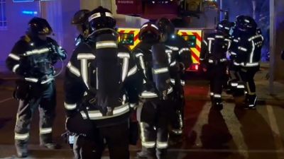 Cinco heridos leves  en el incendio tras una explosión en una vivienda en Usera