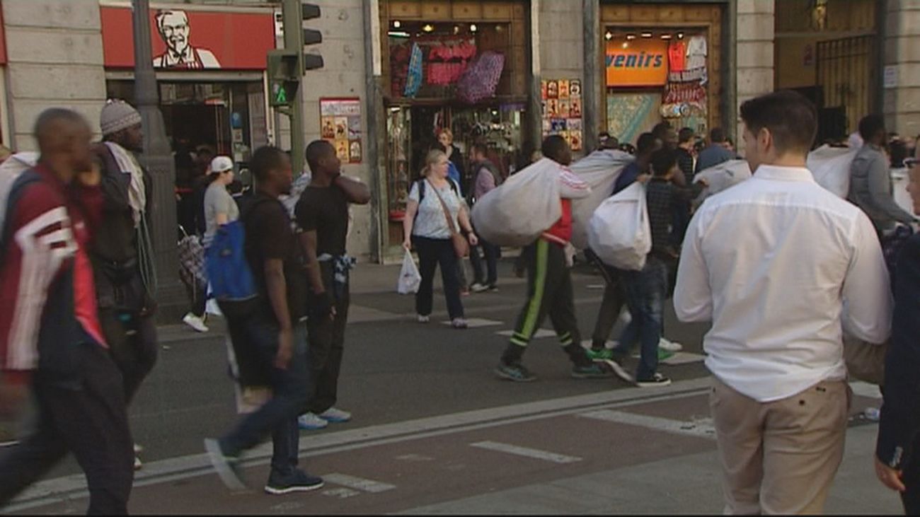 Vuelven los manteros al centro de Madrid y los comerciantes piden soluciones