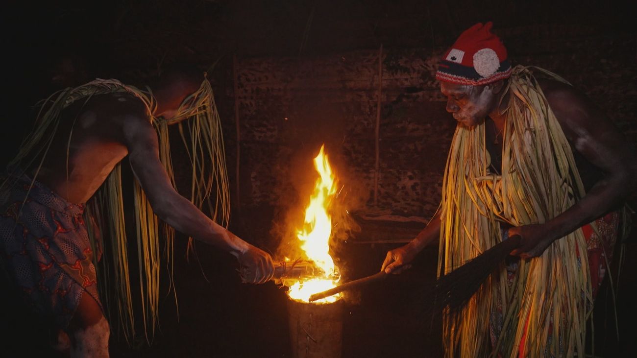 Asistimos a la ceremonia de iniciación al rito Bwiti, una tradición ancestral