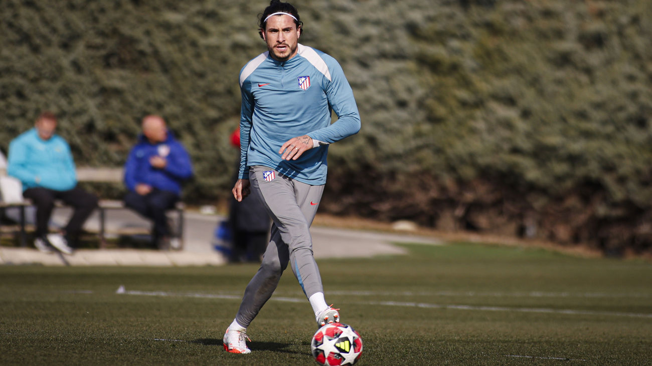 Sorloth, única baja; Oblak y Giménez, con el grupo antes del Bayer