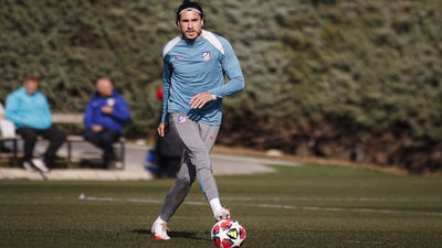 Sorloth, única baja; Oblak y Giménez, con el grupo antes del Bayer