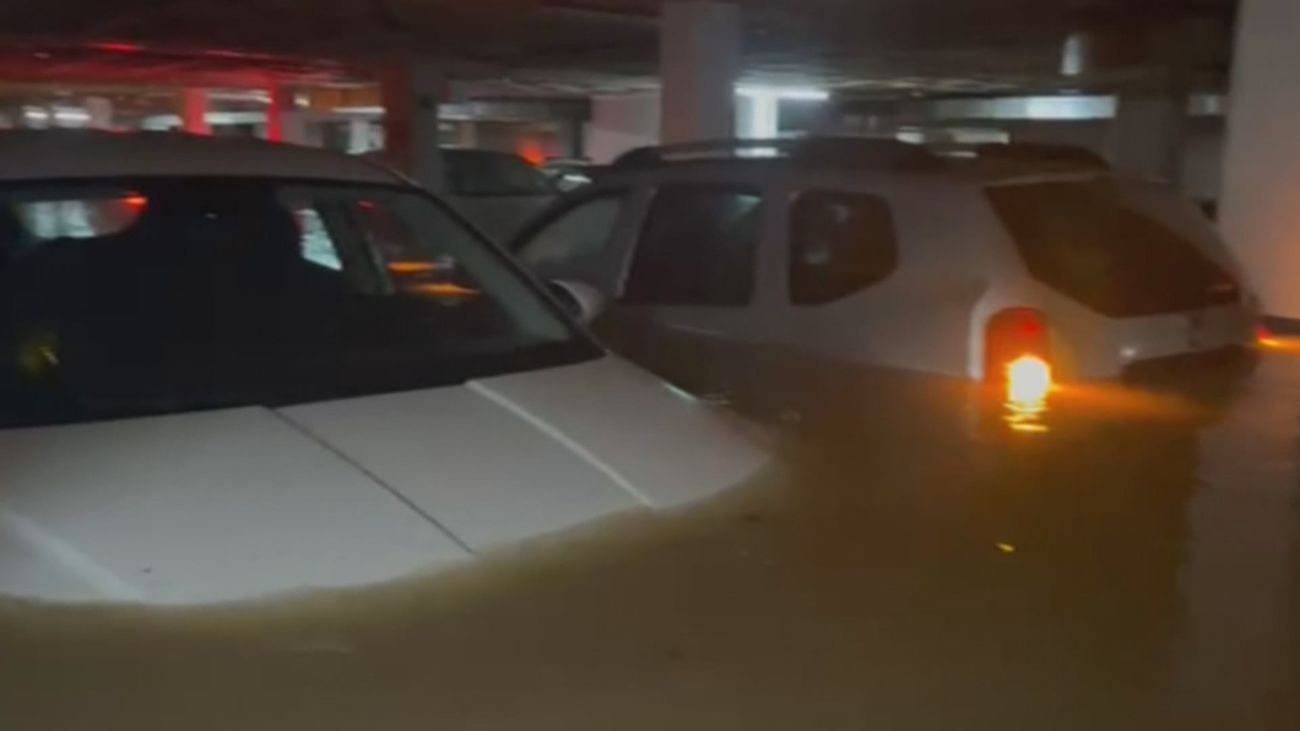 La rotura de una tubería del Canal inunda un aparcamiento de Alcorcón