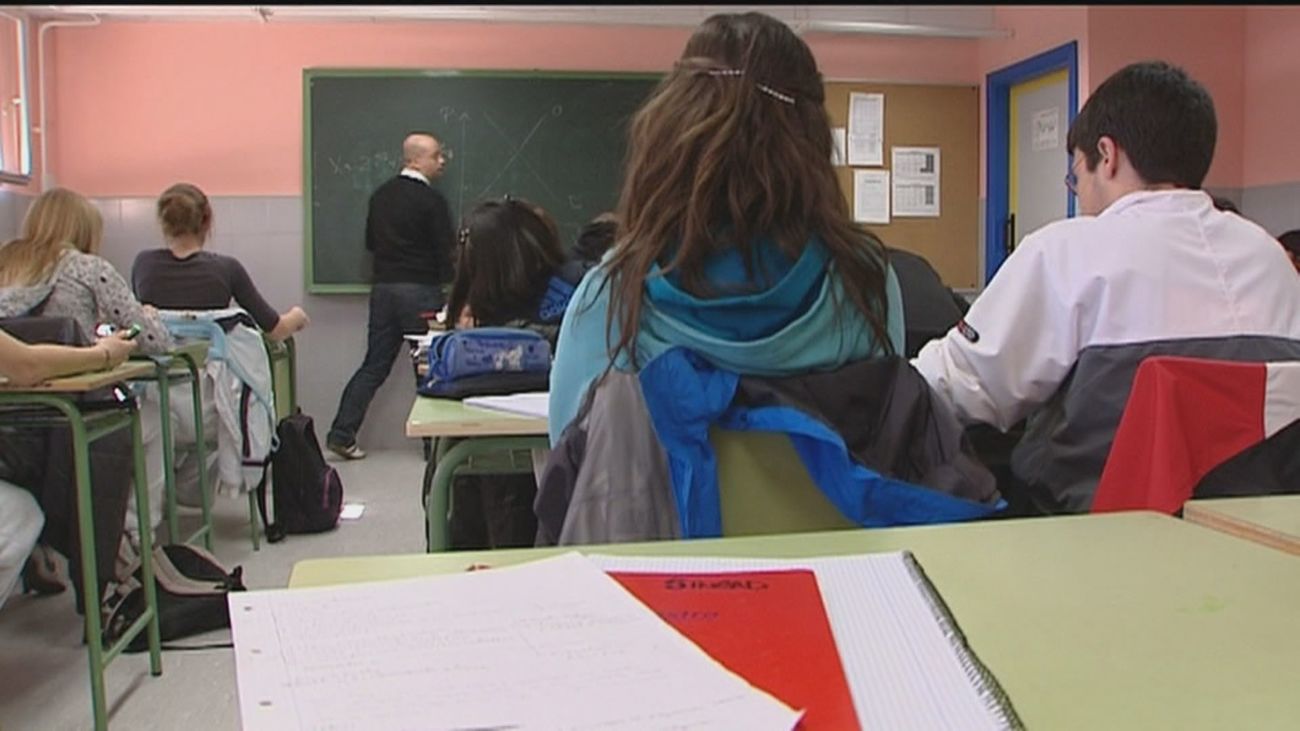 Profesor imparte clase en un aula