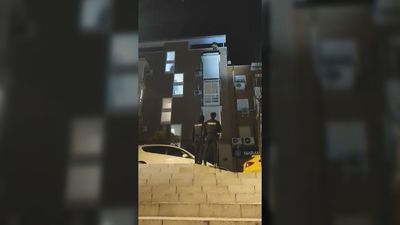 Momentos de tensión en Puente de Vallecas por un hombre muy violento que amenazaba con lanzarse al vacío