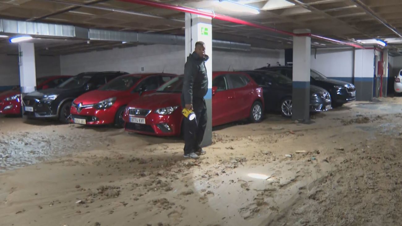 Comienzan a sacar los vehículos afectados por la inundación de un garaje en Alcorcón