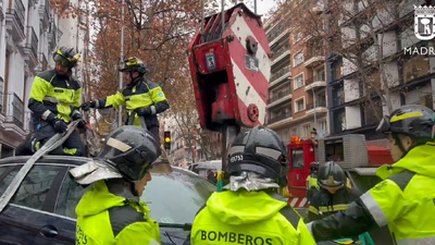 Tres heridos en un choque entre dos vehículos que han acabado en un parterre de Goya