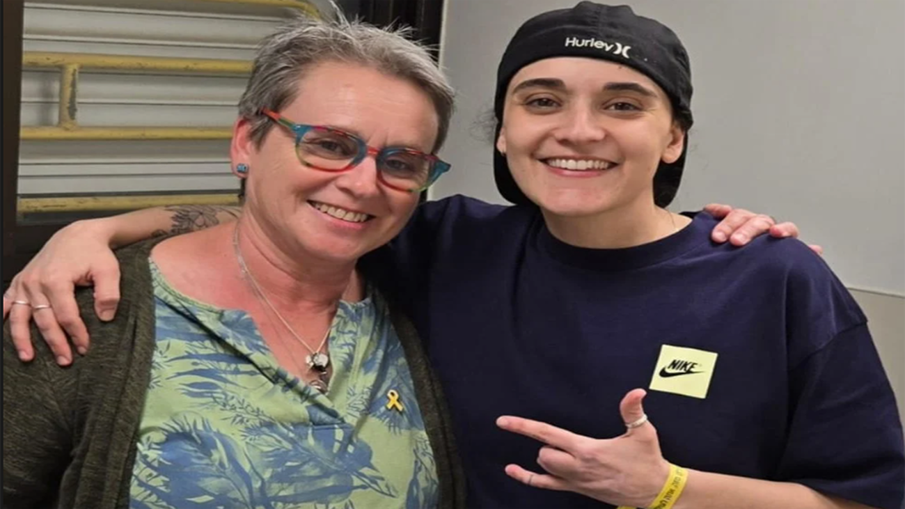 La mano mutilada de una rehén israelí liberada se convierte en un símbolo