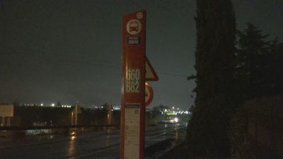 Denuncian la peligrosidad de una parada de autobús sin luz en la N-6 en Alpedrete