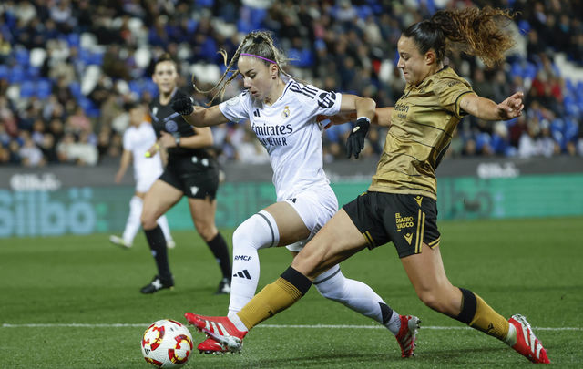 Athenea del Castillo ante la Real Sociedad / EFE