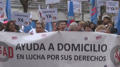 Trabajadoras de ayuda a domicilio se concentran frente a la Asamblea de Madrid