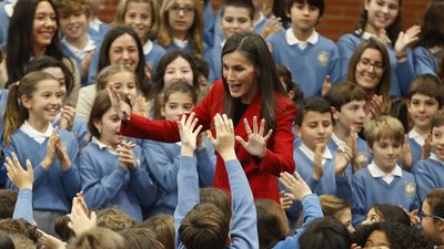 La reina Letizia visita un colegio de Sanchinarro que tiene el plan pionero de educación socioemocional 'Think Equal'