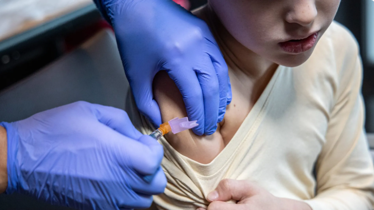 Niño vacunado de la gripe