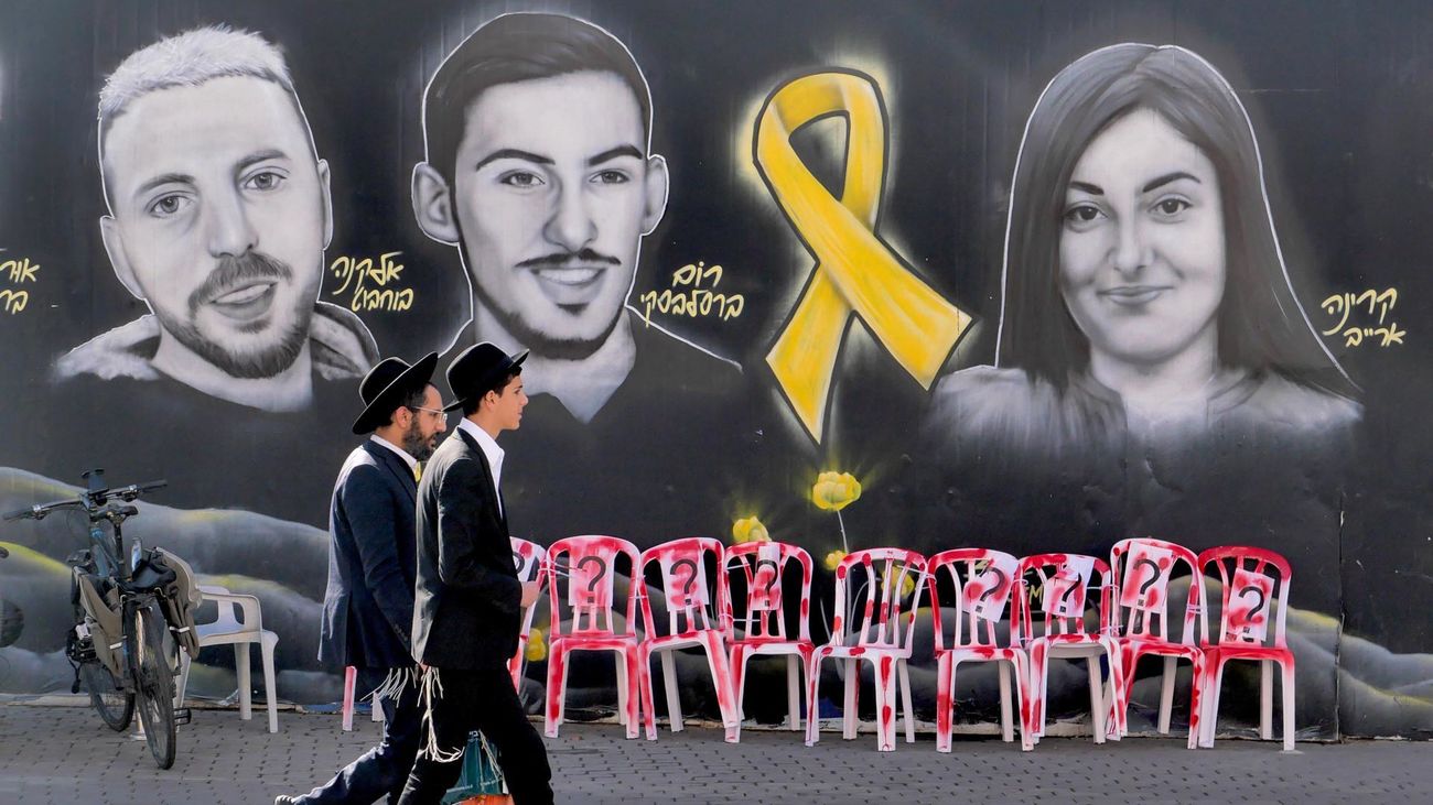 Mural de rehenes en Jerusalén