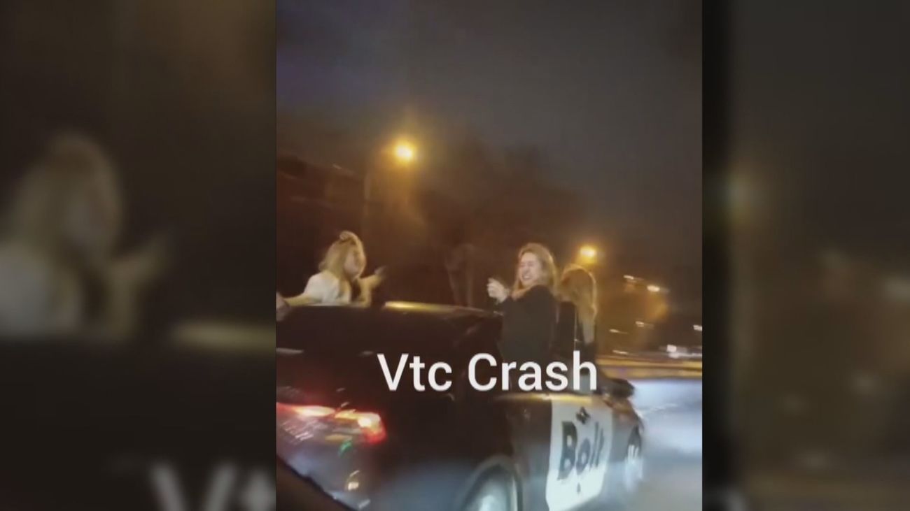 Un VTC circula por Príncipe Pío con sus tres pasajeras con medio cuerpo fuera del coche