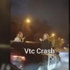 Un VTC circula por Príncipe Pío con sus tres pasajeras con medio cuerpo fuera del coche