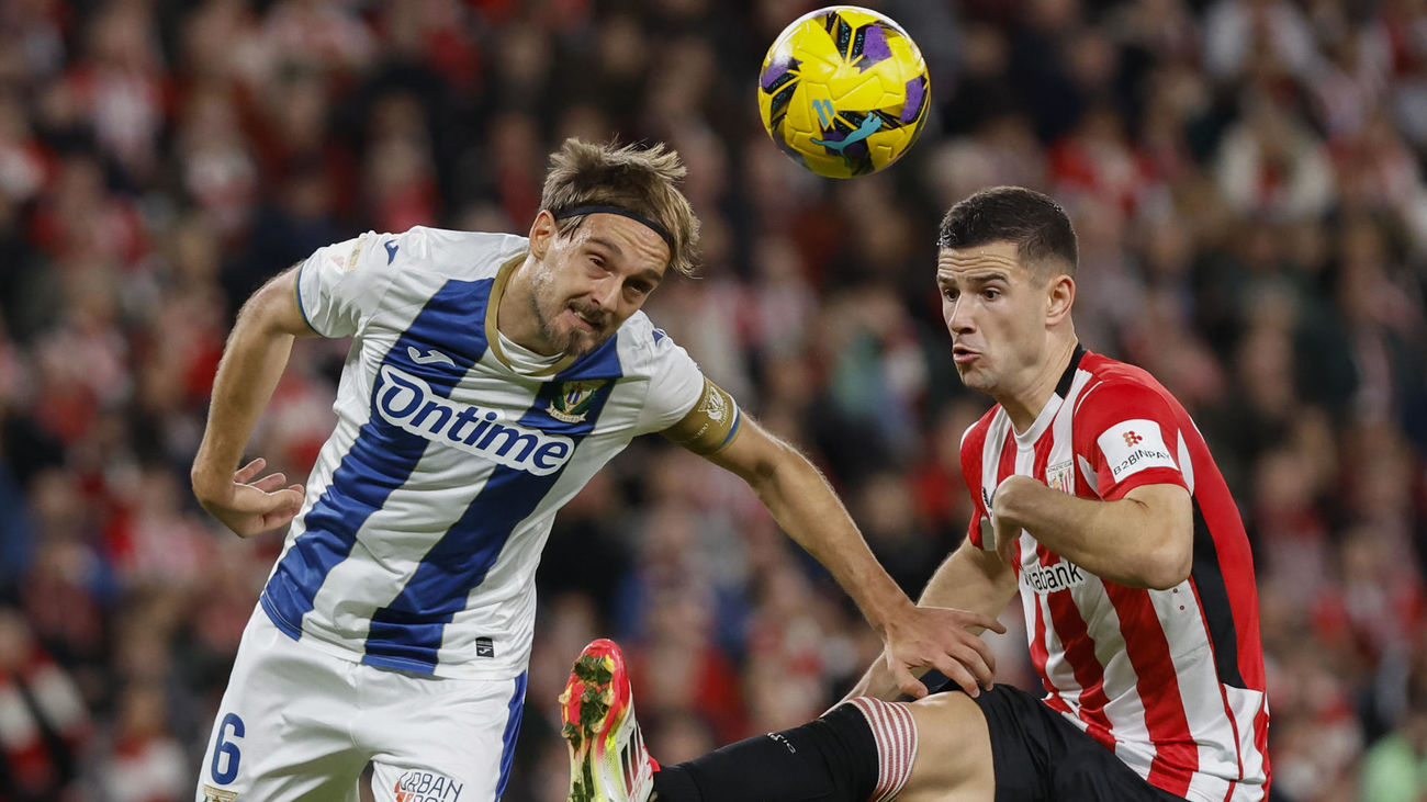 Sergio González, del Leganés, pugna por un balón con Guruzeta