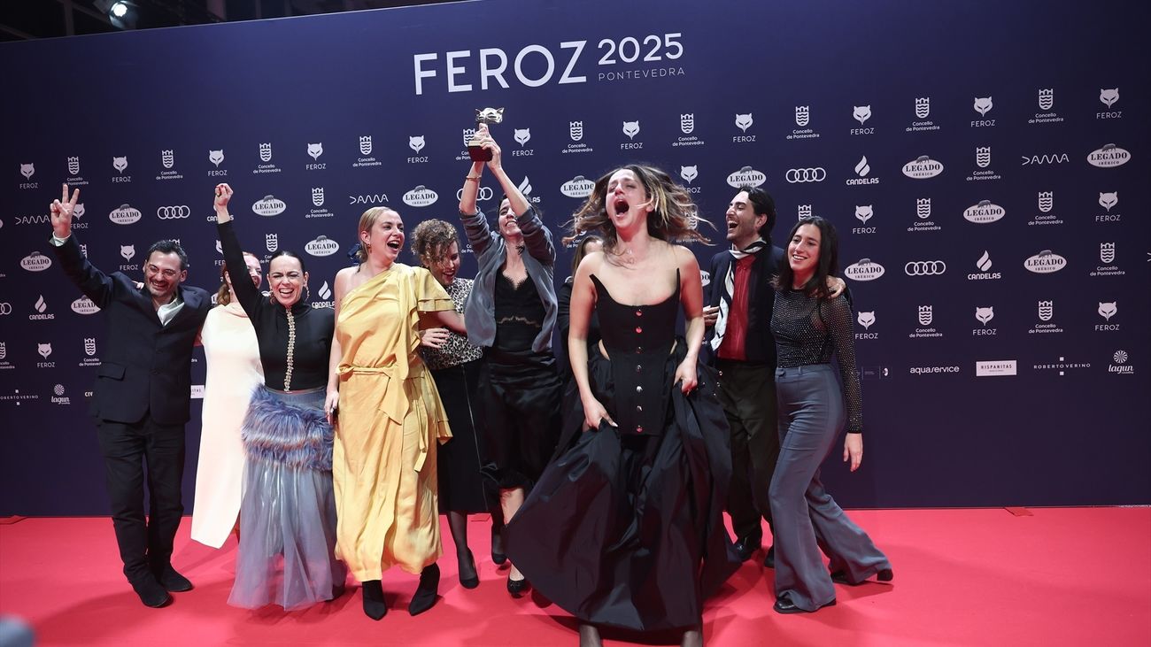 El equipo de 'Salve María' posa con el premio a Mejor película dramática