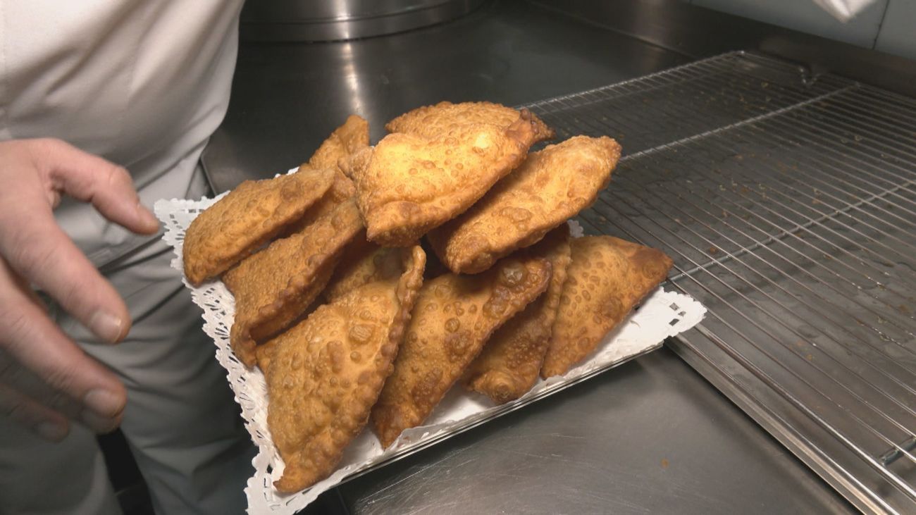 Preparamos bartolillos, los dulces que simulan al mantón de manila