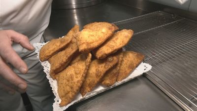 Preparamos bartolillos, los dulces que simulan al mantón de manila