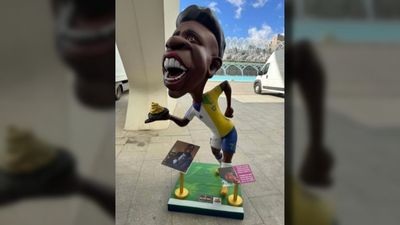 El ninot de Las Fallas que se ríe de Vinicius: 'El Cagalló d’Or'